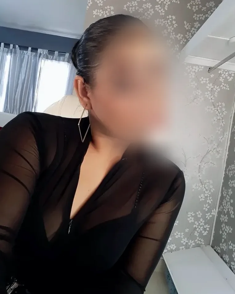 Ella, 35